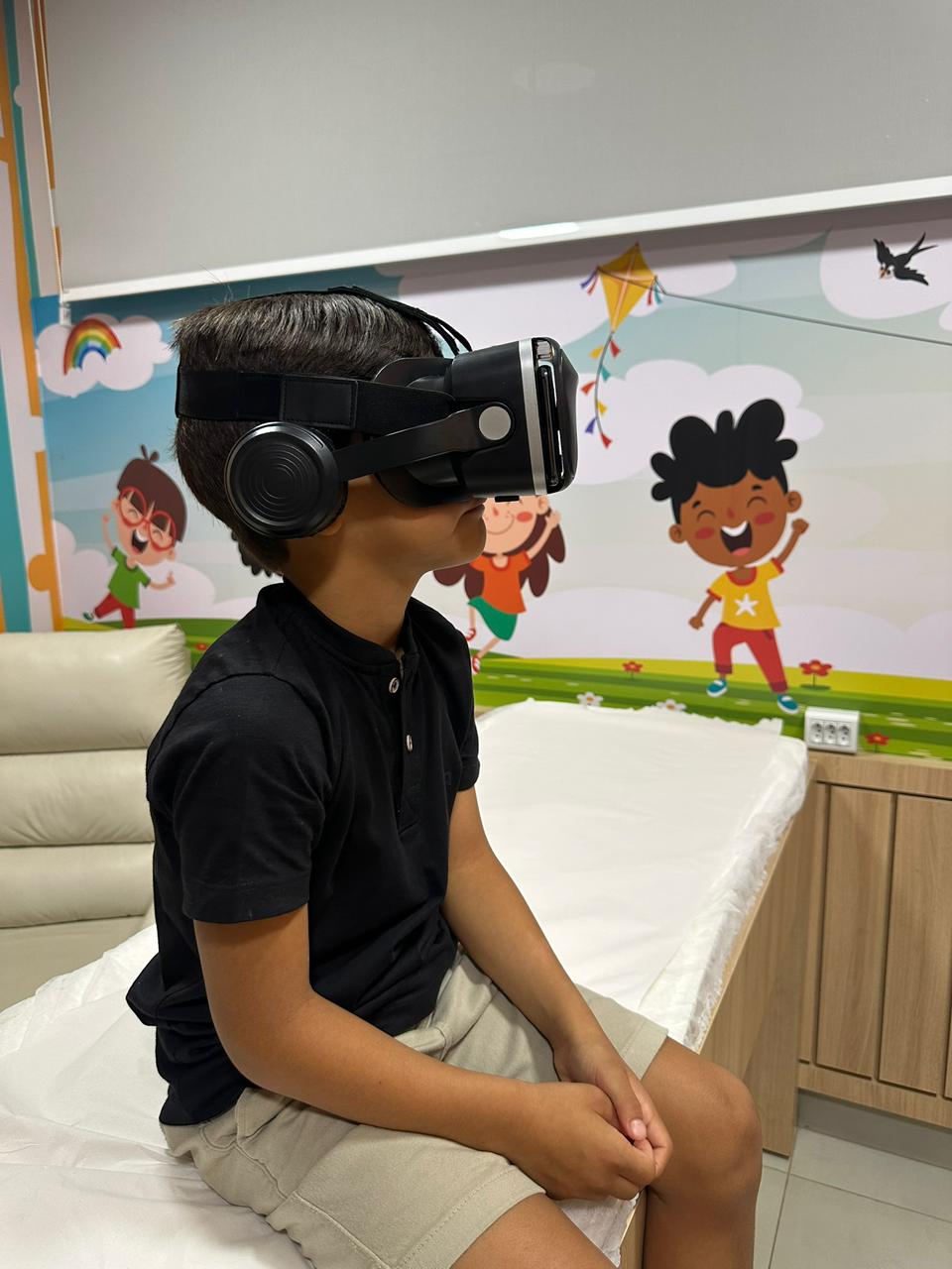 Ambiente interno da Clínica Neokids com decoração infantil