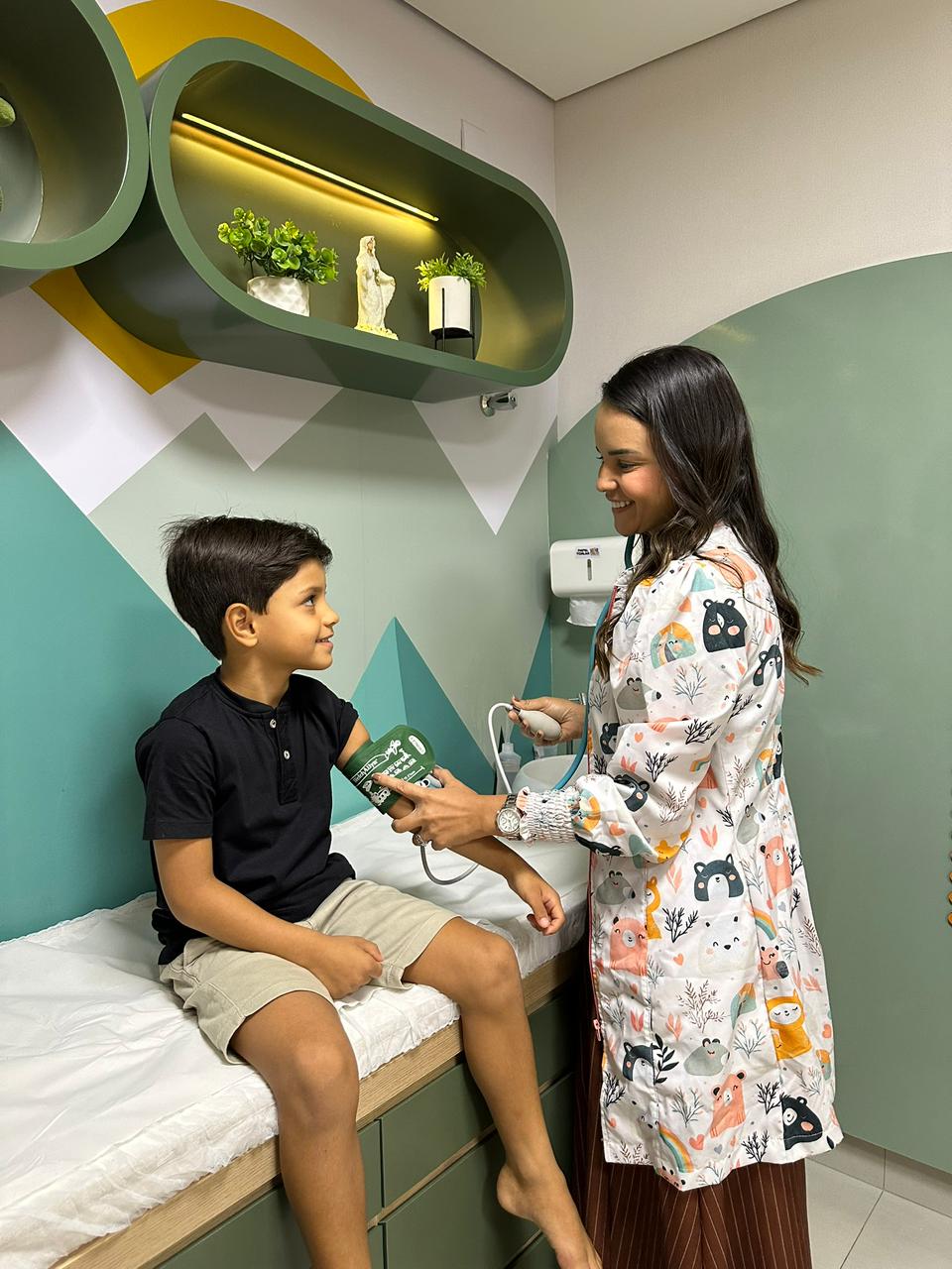 Detalhes lúdicos da área infantil da Clínica Neokids